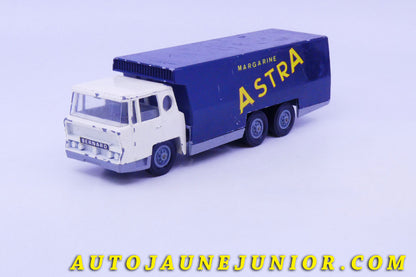 Le #6213 - Verem - Bernard - Cabine Charbonneaux porteur avec caisse frigo"Margarine Astra" est en vente sur Auto Jaune Junior ! Découvrez nos collections de diecast Dinky-Toys, Corgi, Corgi-Toys, Solido, Norev… Découvrez notre magasin physique , AutoJaune Paris, ouvert en 1984 par Vincent Espinasse. 41 rue Cavendish, 75019 Paris. Tel : 01 42 40 61 23. Ouvert les mardi et vendredi de 13h à 19h. 