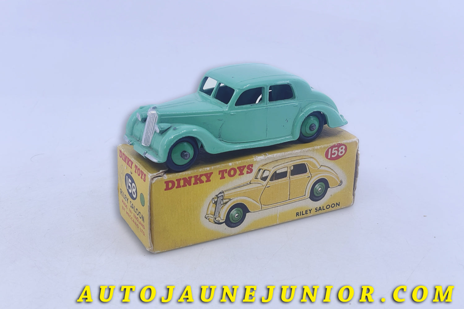 Le #6303 - Dinky Toys - Riley - Saloon - Berline est en vente sur Auto Jaune Junior ! Découvrez nos collections de diecast Dinky-Toys, Corgi, Corgi-Toys, Solido, Norev… Découvrez notre magasin physique , AutoJaune Paris, ouvert en 1984 par Vincent Espinasse. 41 rue Cavendish, 75019 Paris. Tel : 01 42 40 61 23. Ouvert les mardi et vendredi de 13h à 19h. 