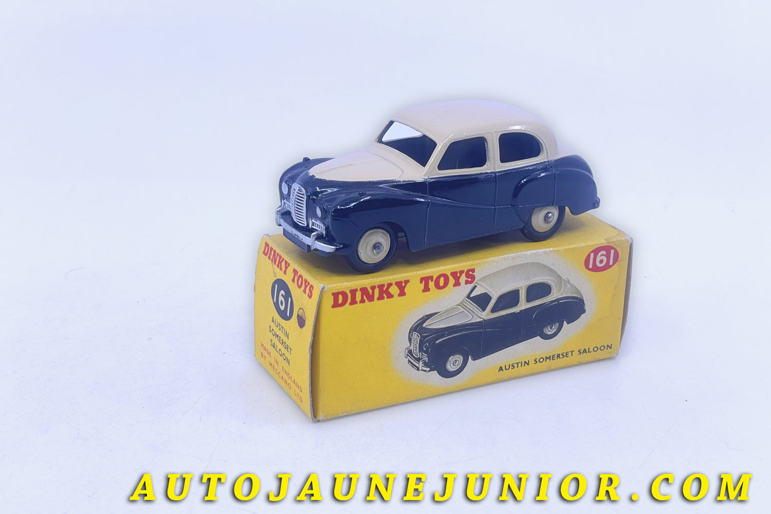 Le #6326 - Dinky Toys - Austin - Sommerset Saloon - Bicolore est en vente sur Auto Jaune Junior ! Découvrez nos collections de diecast Dinky-Toys, Corgi, Corgi-Toys, Solido, Norev… Découvrez notre magasin physique , AutoJaune Paris, ouvert en 1984 par Vincent Espinasse. 41 rue Cavendish, 75019 Paris. Tel : 01 42 40 61 23. Ouvert les mardi et vendredi de 13h à 19h. 
