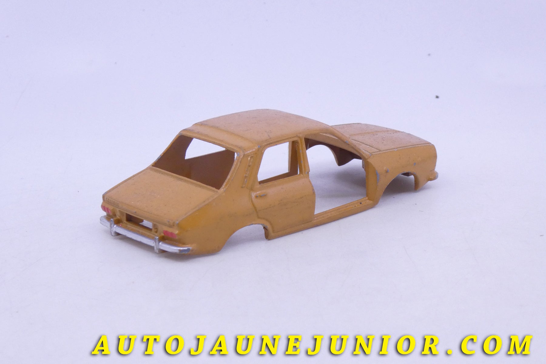Le Dinky Toys Renault R12 Berline (Coque peinte seule d'origine) est en vente sur Auto Jaune Junior ! Découvrez nos collections de diecast Minialuxe, CIJ, C-I-J, JRD, J-R-D,  Matchbox, Majorette… AutoJaune Junior ; AutoJauneJunior.com : LE site de partage pour les passionés de miniatures et collectionneurs de jouets anciens ! 