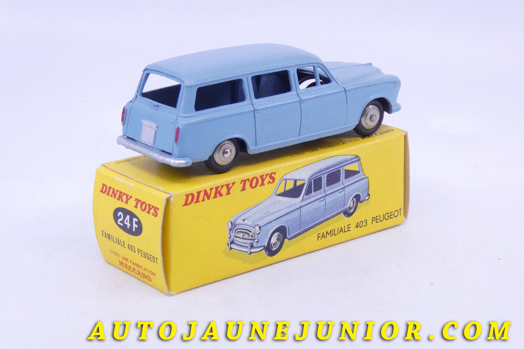 Le Dinky Toys Peugeot 403 Familiale est en vente sur Auto Jaune Junior ! Découvrez nos collections de diecast Minialuxe, CIJ, C-I-J, JRD, J-R-D,  Matchbox, Majorette… AutoJaune Junior ; AutoJauneJunior.com : LE site de partage pour les passionés de miniatures et collectionneurs de jouets anciens ! 