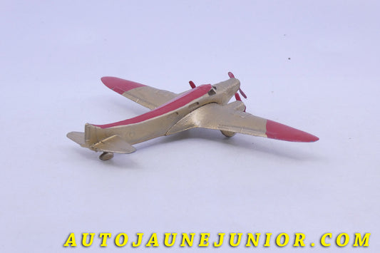 Le Dinky Toys Avion L'arc en ciel est en vente sur Auto Jaune Junior ! Découvrez nos collections de diecast Minialuxe, CIJ, C-I-J, JRD, J-R-D,  Matchbox, Majorette… AutoJaune Junior ; AutoJauneJunior.com : LE site de partage pour les passionés de miniatures et collectionneurs de jouets anciens ! 