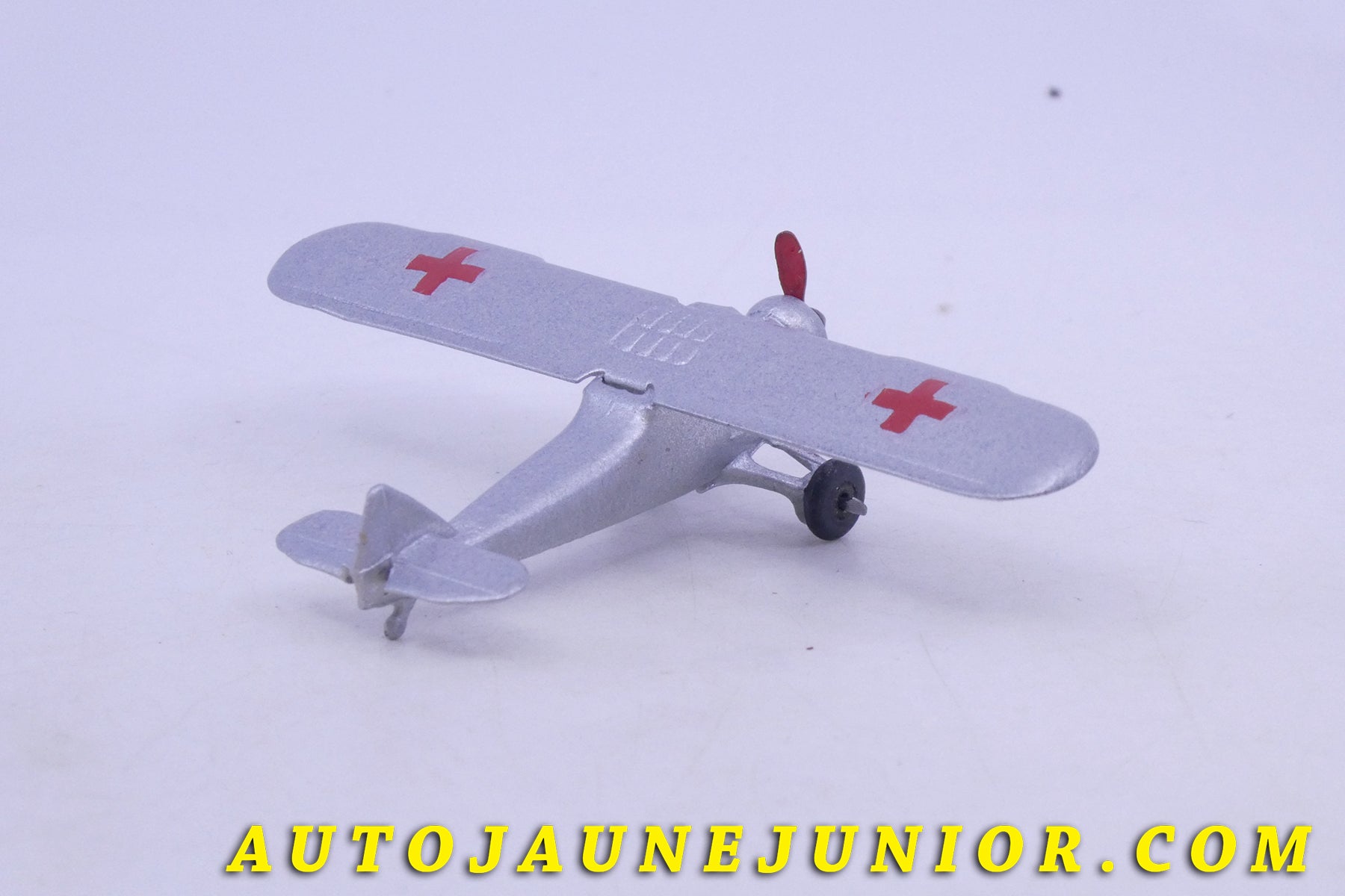 Le Dinky Toys Avion Potez 58 Sanitaire Croix rouge est en vente sur Auto Jaune Junior ! Découvrez nos collections de diecast Minialuxe, CIJ, C-I-J, JRD, J-R-D,  Matchbox, Majorette… AutoJaune Junior ; AutoJauneJunior.com : LE site de partage pour les passionés de miniatures et collectionneurs de jouets anciens ! 
