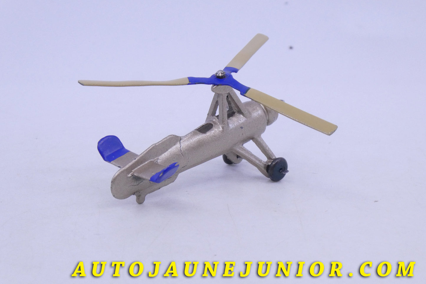 Le Dinky Toys Avion Autogiro La Cieva est en vente sur Auto Jaune Junior ! Découvrez nos collections de diecast Minialuxe, CIJ, C-I-J, JRD, J-R-D,  Matchbox, Majorette… AutoJaune Junior ; AutoJauneJunior.com : LE site de partage pour les passionés de miniatures et collectionneurs de jouets anciens ! 