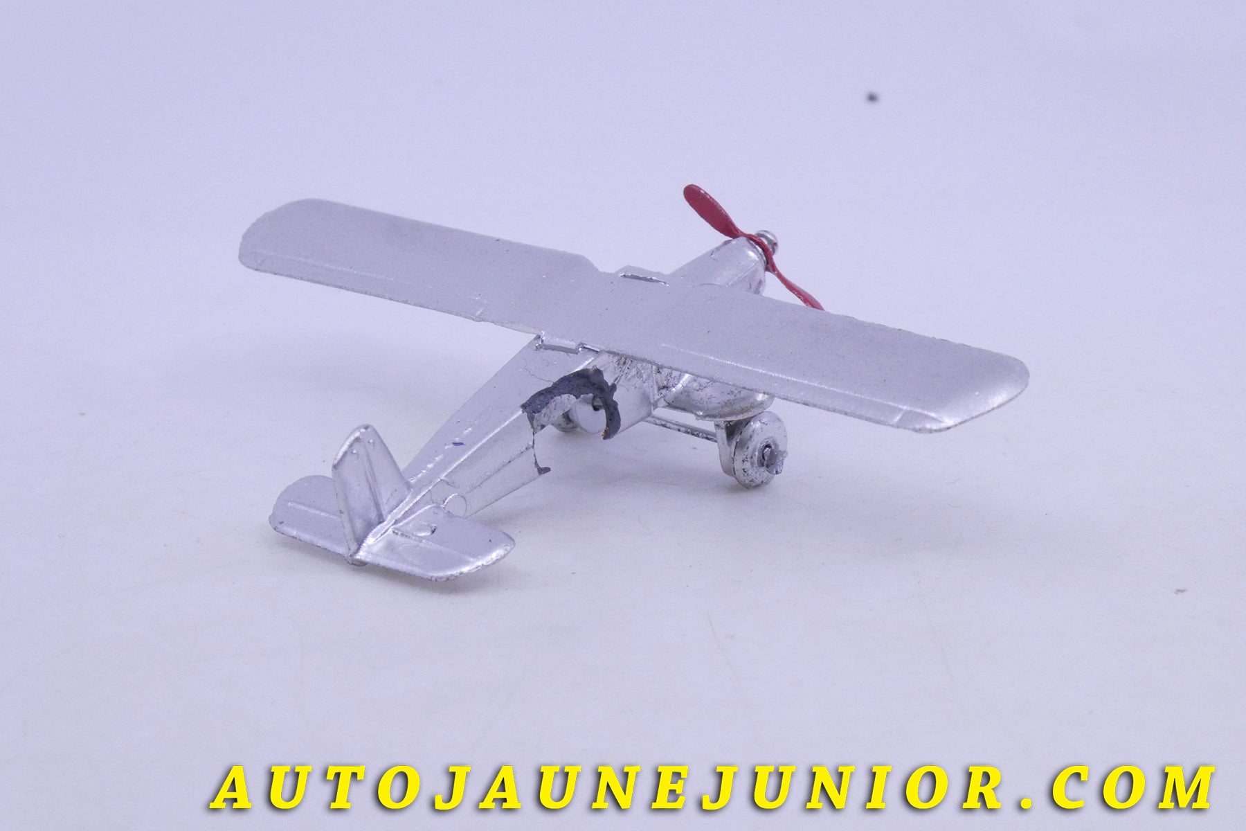 Le Dinky Toys Avion Henriot H 180 M est en vente sur Auto Jaune Junior ! Découvrez nos collections de diecast Minialuxe, CIJ, C-I-J, JRD, J-R-D,  Matchbox, Majorette… AutoJaune Junior ; AutoJauneJunior.com : LE site de partage pour les passionés de miniatures et collectionneurs de jouets anciens ! 