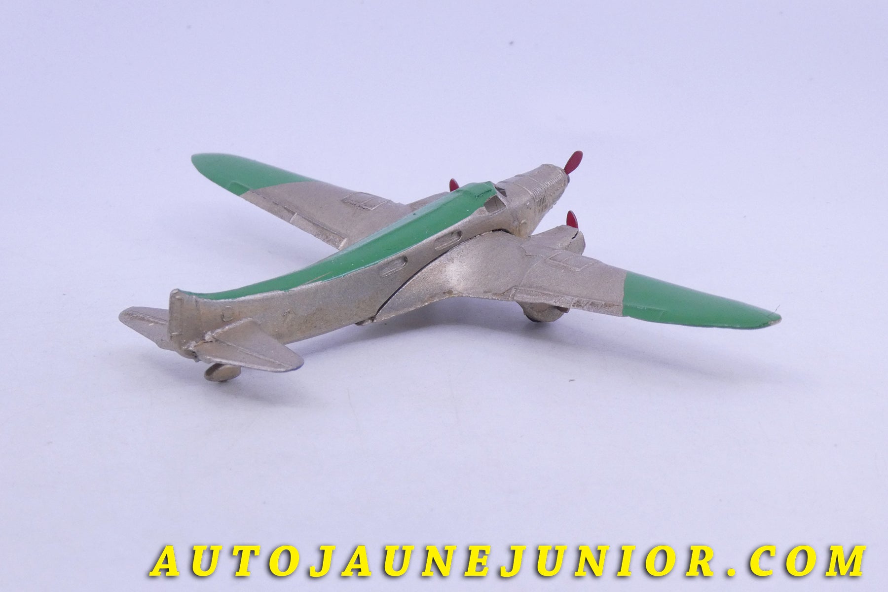 Le Dinky Toys Avion L'arc en ciel est en vente sur Auto Jaune Junior ! Découvrez nos collections de diecast Minialuxe, CIJ, C-I-J, JRD, J-R-D,  Matchbox, Majorette… AutoJaune Junior ; AutoJauneJunior.com : LE site de partage pour les passionés de miniatures et collectionneurs de jouets anciens ! 