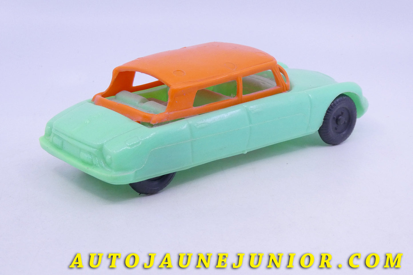 Le Autre Fabriquant Citroën DS 19 est en vente sur Auto Jaune Junior ! Découvrez nos collections de diecast Minialuxe, CIJ, C-I-J, JRD, J-R-D,  Matchbox, Majorette… AutoJaune Junior ; AutoJauneJunior.com : LE site de partage pour les passionés de miniatures et collectionneurs de jouets anciens ! 