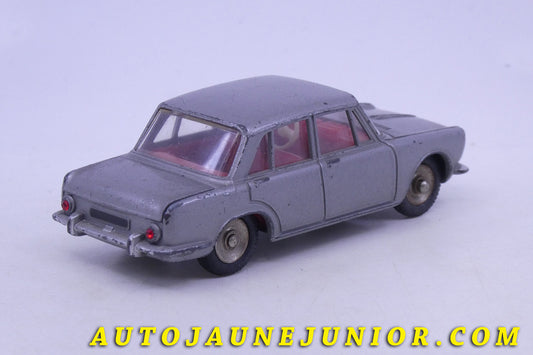 Le Dinky Toys Simca 1500 berlinne est en vente sur Auto Jaune Junior ! Découvrez nos collections de diecast Minialuxe, CIJ, C-I-J, JRD, J-R-D,  Matchbox, Majorette… AutoJaune Junior ; AutoJauneJunior.com : LE site de partage pour les passionés de miniatures et collectionneurs de jouets anciens ! 