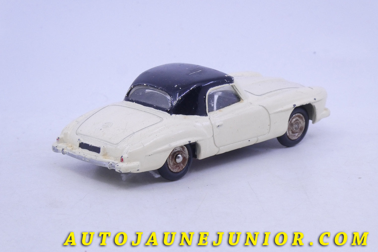 Le Dinky Toys Mercedes 190 SL….Atypique ! est en vente sur Auto Jaune Junior ! Découvrez nos collections de diecast Minialuxe, CIJ, C-I-J, JRD, J-R-D,  Matchbox, Majorette… AutoJaune Junior ; AutoJauneJunior.com : LE site de partage pour les passionés de miniatures et collectionneurs de jouets anciens ! 
