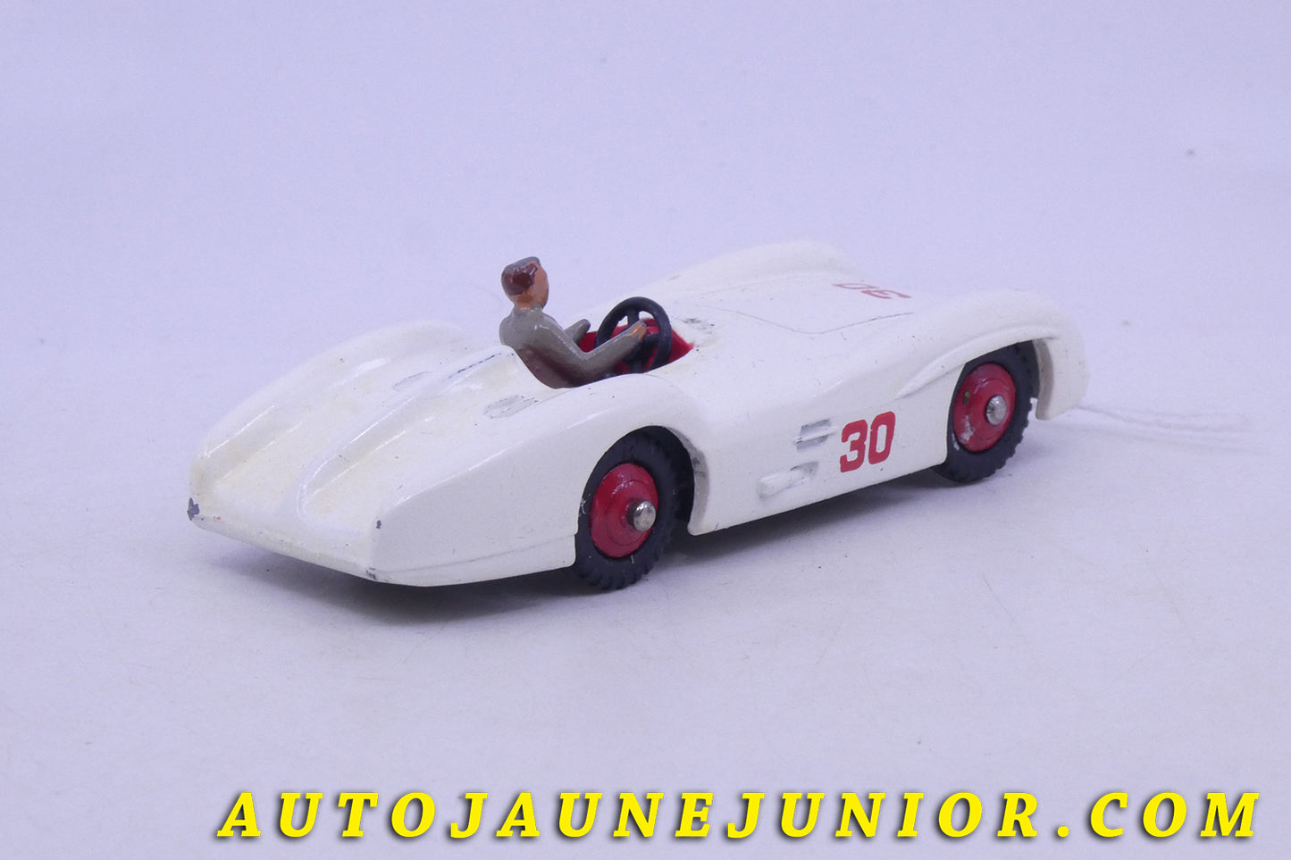 Le Dinky Toys Mercedes W196 monoplace caréne est en vente sur Auto Jaune Junior ! Découvrez nos collections de diecast Minialuxe, CIJ, C-I-J, JRD, J-R-D,  Matchbox, Majorette… AutoJaune Junior ; AutoJauneJunior.com : LE site de partage pour les passionés de miniatures et collectionneurs de jouets anciens ! 