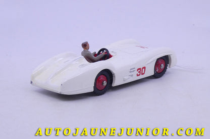 Le Dinky Toys Mercedes W196 monoplace caréne est en vente sur Auto Jaune Junior ! Découvrez nos collections de diecast Minialuxe, CIJ, C-I-J, JRD, J-R-D,  Matchbox, Majorette… AutoJaune Junior ; AutoJauneJunior.com : LE site de partage pour les passionés de miniatures et collectionneurs de jouets anciens ! 