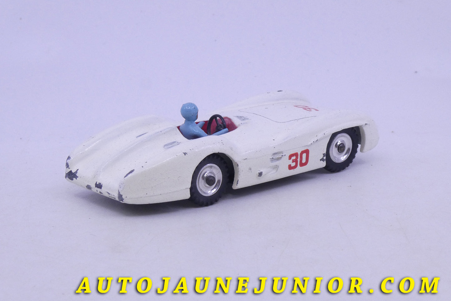 Le Dinky Toys Mercedes W196 monoplace caréne (jantes aluminium) est en vente sur Auto Jaune Junior ! Découvrez nos collections de diecast Minialuxe, CIJ, C-I-J, JRD, J-R-D,  Matchbox, Majorette… AutoJaune Junior ; AutoJauneJunior.com : LE site de partage pour les passionés de miniatures et collectionneurs de jouets anciens ! 