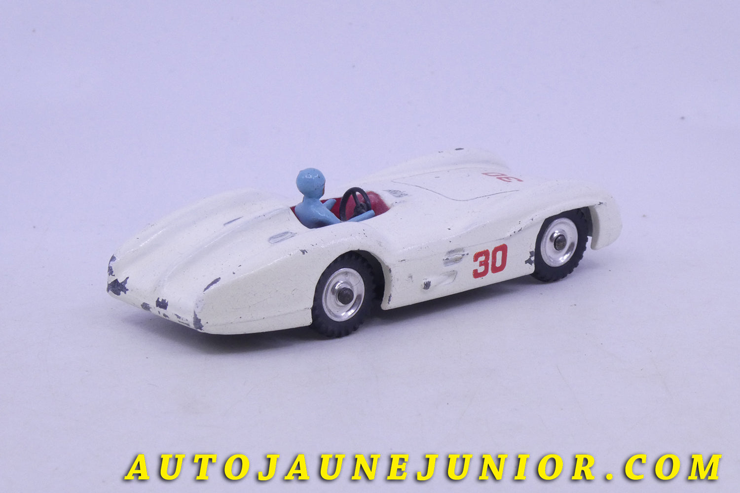 Le Dinky Toys Mercedes W196 monoplace caréne (jantes aluminium) est en vente sur Auto Jaune Junior ! Découvrez nos collections de diecast Minialuxe, CIJ, C-I-J, JRD, J-R-D,  Matchbox, Majorette… AutoJaune Junior ; AutoJauneJunior.com : LE site de partage pour les passionés de miniatures et collectionneurs de jouets anciens ! 