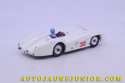 Le Dinky Toys Mercedes W196 monoplace caréne (jantes aluminium) est en vente sur Auto Jaune Junior ! Découvrez nos collections de diecast Minialuxe, CIJ, C-I-J, JRD, J-R-D,  Matchbox, Majorette… AutoJaune Junior ; AutoJauneJunior.com : LE site de partage pour les passionés de miniatures et collectionneurs de jouets anciens ! 