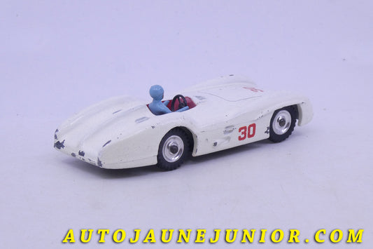 Le Dinky Toys Mercedes W196 monoplace caréne (jantes aluminium) est en vente sur Auto Jaune Junior ! Découvrez nos collections de diecast Minialuxe, CIJ, C-I-J, JRD, J-R-D,  Matchbox, Majorette… AutoJaune Junior ; AutoJauneJunior.com : LE site de partage pour les passionés de miniatures et collectionneurs de jouets anciens ! 