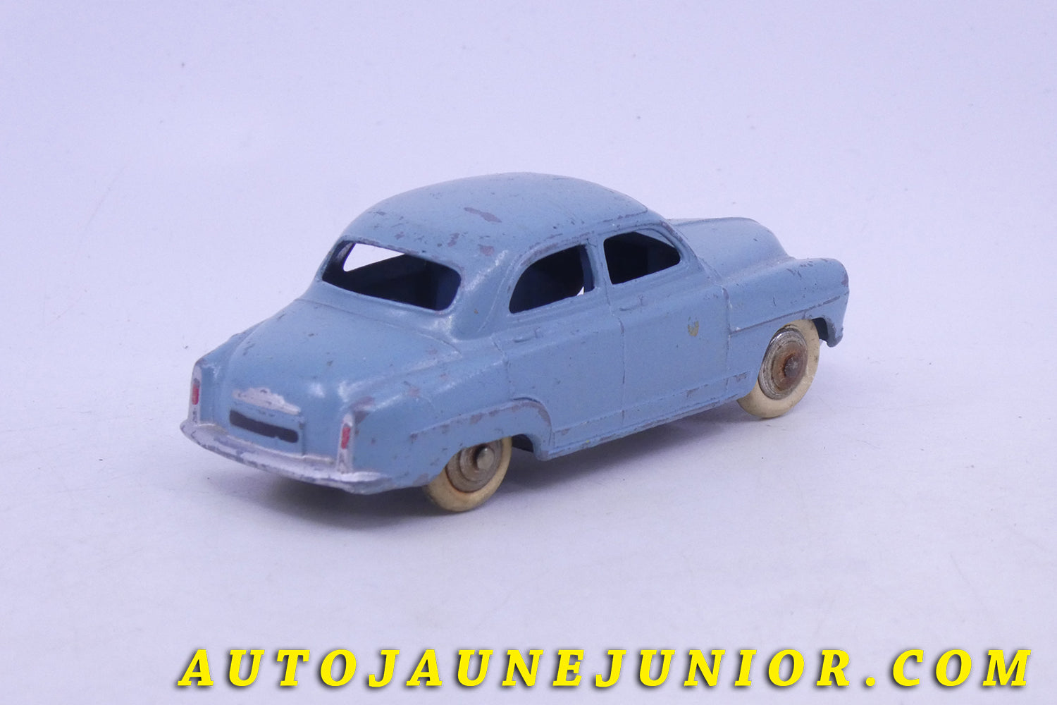Le Dinky Toys Simca Aronde Elysée unicolore est en vente sur Auto Jaune Junior ! Découvrez nos collections de diecast Minialuxe, CIJ, C-I-J, JRD, J-R-D,  Matchbox, Majorette… AutoJaune Junior ; AutoJauneJunior.com : LE site de partage pour les passionés de miniatures et collectionneurs de jouets anciens ! 