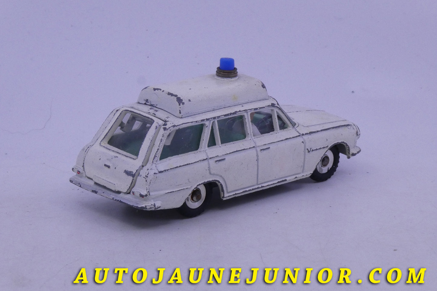 Le Dinky Toys Vauxhall Victor Ambulance est en vente sur Auto Jaune Junior ! Découvrez nos collections de diecast Minialuxe, CIJ, C-I-J, JRD, J-R-D,  Matchbox, Majorette… AutoJaune Junior ; AutoJauneJunior.com : LE site de partage pour les passionés de miniatures et collectionneurs de jouets anciens ! 