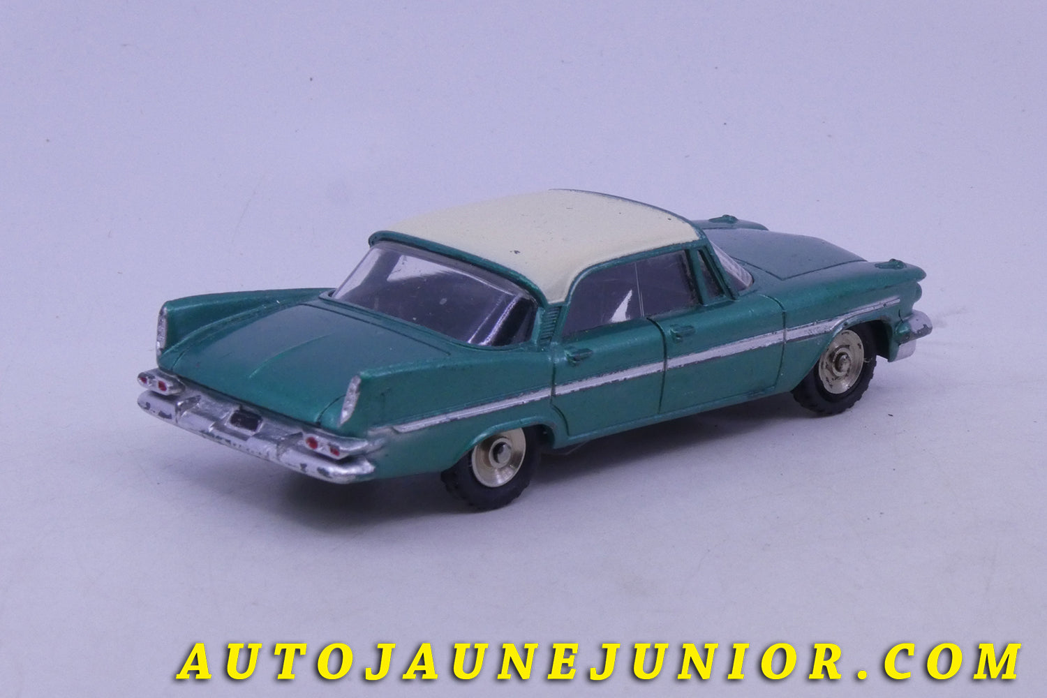 Le Dinky Toys De Soto Diplomat est en vente sur Auto Jaune Junior ! Découvrez nos collections de diecast Minialuxe, CIJ, C-I-J, JRD, J-R-D,  Matchbox, Majorette… AutoJaune Junior ; AutoJauneJunior.com : LE site de partage pour les passionés de miniatures et collectionneurs de jouets anciens ! 