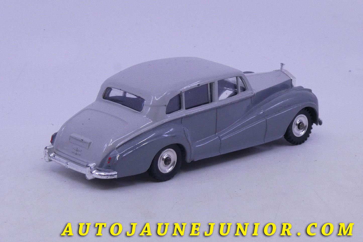Le Dinky Toys Rolls Royce Silver Wraith est en vente sur Auto Jaune Junior ! Découvrez nos collections de diecast Minialuxe, CIJ, C-I-J, JRD, J-R-D,  Matchbox, Majorette… AutoJaune Junior ; AutoJauneJunior.com : LE site de partage pour les passionés de miniatures et collectionneurs de jouets anciens ! 