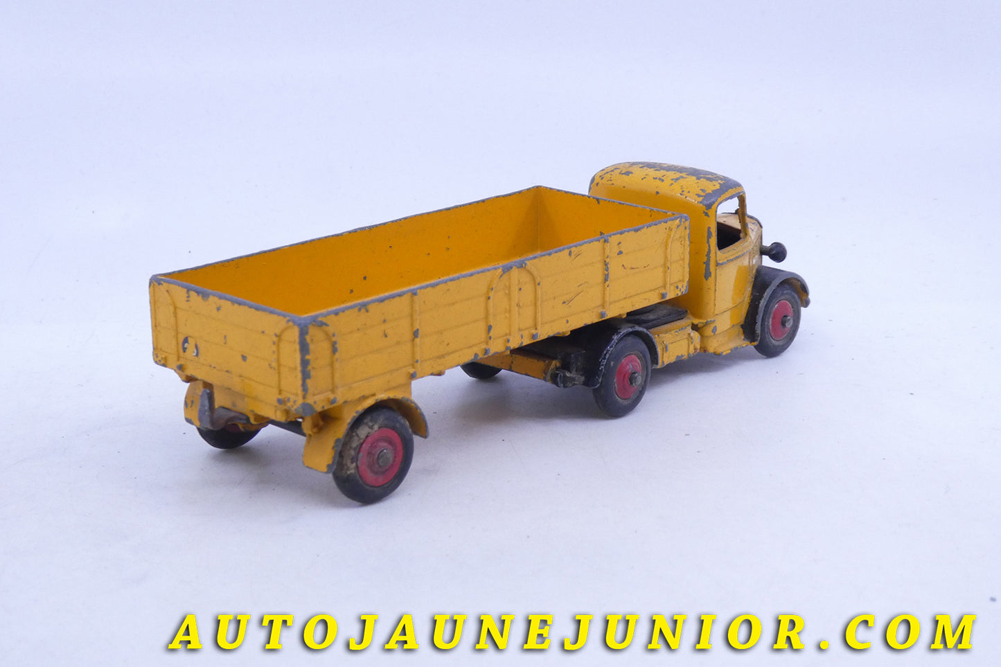 Le Dinky Toys Bedford O tracteur semi remorque ridelles est en vente sur Auto Jaune Junior ! Découvrez nos collections de diecast Minialuxe, CIJ, C-I-J, JRD, J-R-D,  Matchbox, Majorette… AutoJaune Junior ; AutoJauneJunior.com : LE site de partage pour les passionés de miniatures et collectionneurs de jouets anciens ! 