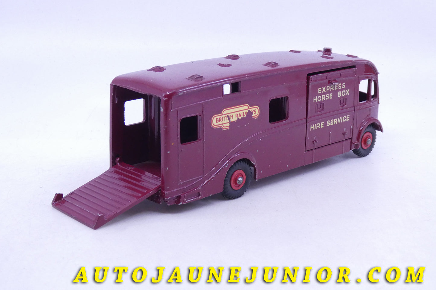 Le Dinky Toys Camion camion fourgon transport de chevaux "British Railways" est en vente sur Auto Jaune Junior ! Découvrez nos collections de diecast Minialuxe, CIJ, C-I-J, JRD, J-R-D,  Matchbox, Majorette… AutoJaune Junior ; AutoJauneJunior.com : LE site de partage pour les passionés de miniatures et collectionneurs de jouets anciens ! 