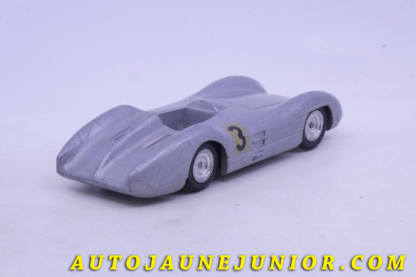 Le Märklin Mercedes W196 monoplace carénée (avec numéros de course) est en vente sur Auto Jaune Junior ! Découvrez nos collections de diecast Minialuxe, CIJ, C-I-J, JRD, J-R-D,  Matchbox, Majorette… AutoJaune Junior ; AutoJauneJunior.com : LE site de partage pour les passionés de miniatures et collectionneurs de jouets anciens ! 