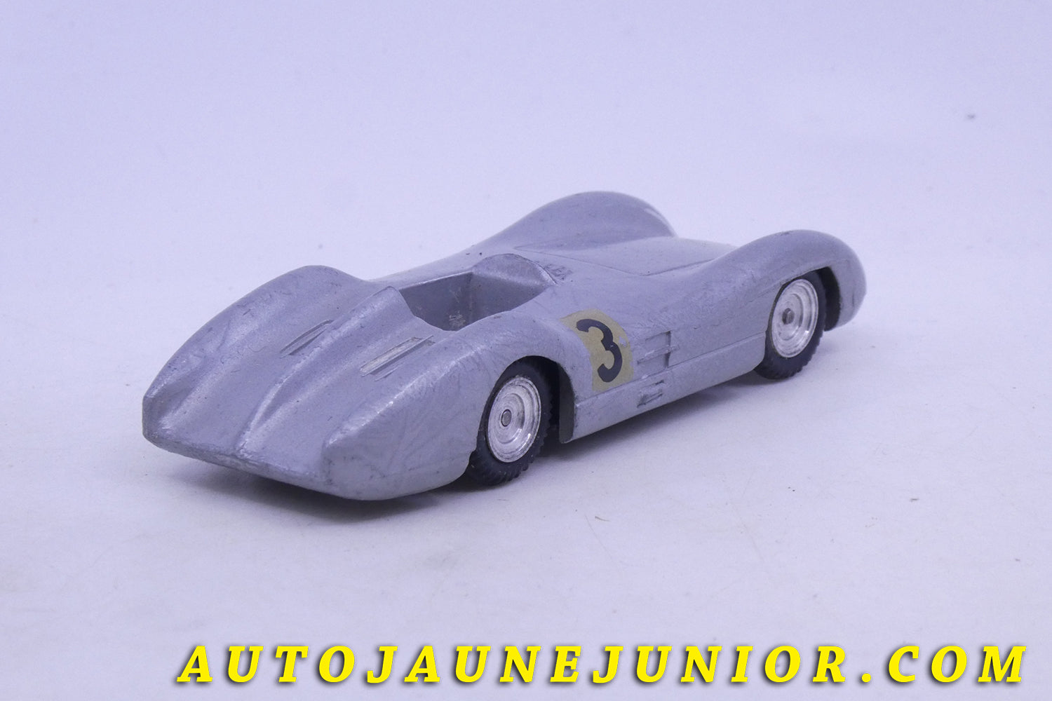 Le Märklin Mercedes W196 monoplace carénée (avec numéros de course) est en vente sur Auto Jaune Junior ! Découvrez nos collections de diecast Minialuxe, CIJ, C-I-J, JRD, J-R-D,  Matchbox, Majorette… AutoJaune Junior ; AutoJauneJunior.com : LE site de partage pour les passionés de miniatures et collectionneurs de jouets anciens ! 