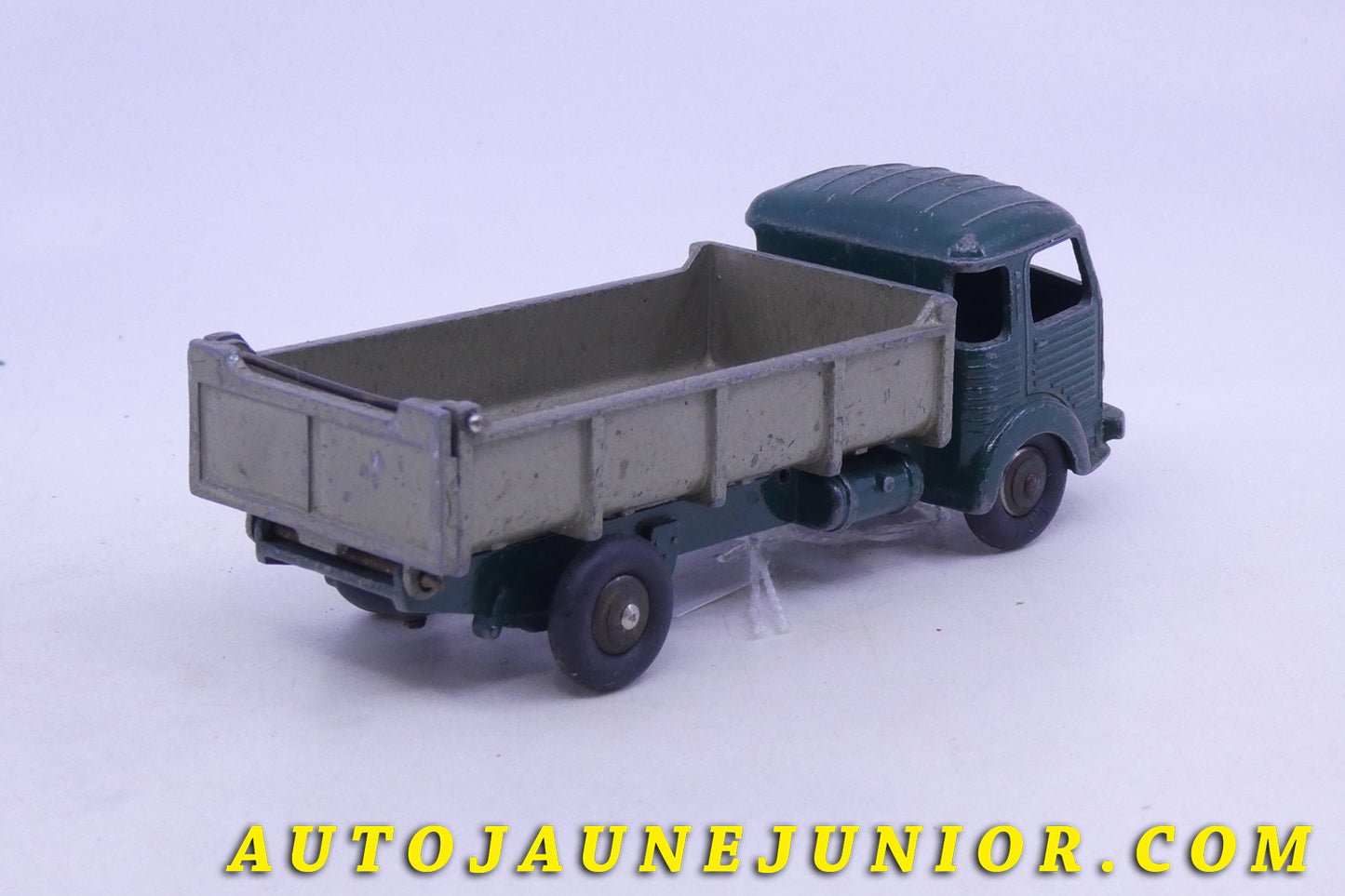Le Dinky Toys Simca Cargo Benne basculante type 2 est en vente sur Auto Jaune Junior ! Découvrez nos collections de diecast Minialuxe, CIJ, C-I-J, JRD, J-R-D,  Matchbox, Majorette… AutoJaune Junior ; AutoJauneJunior.com : LE site de partage pour les passionés de miniatures et collectionneurs de jouets anciens ! 