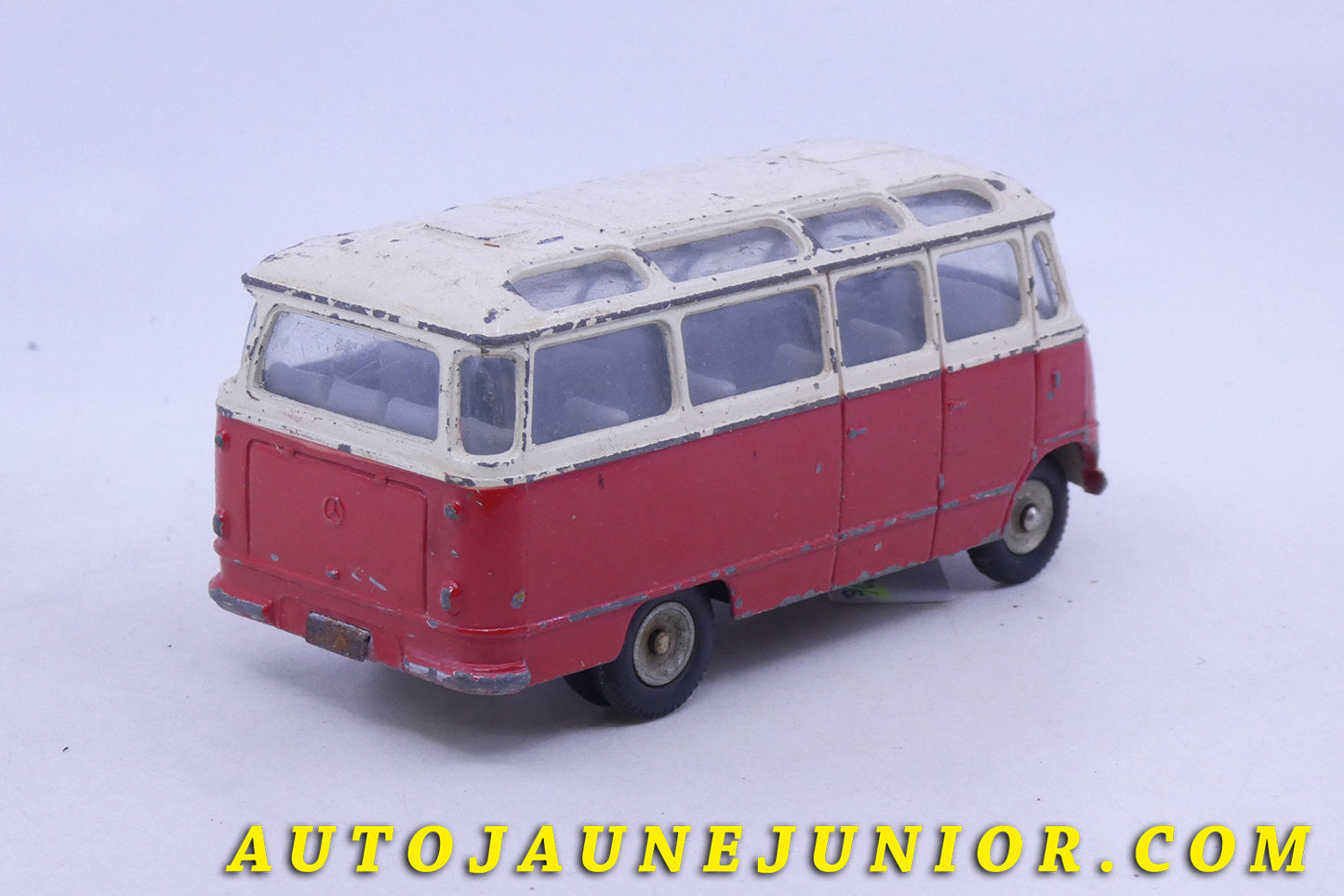 Le Dinky Toys Mercedes Car 18 places est en vente sur Auto Jaune Junior ! Découvrez nos collections de diecast Minialuxe, CIJ, C-I-J, JRD, J-R-D,  Matchbox, Majorette… AutoJaune Junior ; AutoJauneJunior.com : LE site de partage pour les passionés de miniatures et collectionneurs de jouets anciens ! 