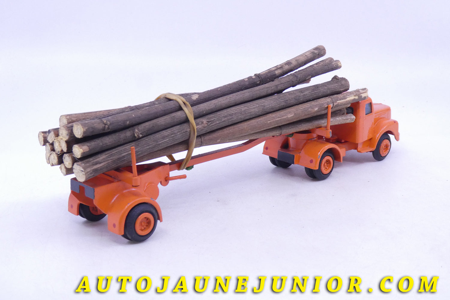 Le Tekno Scania 75 tracteur semi remorque fardier est en vente sur Auto Jaune Junior ! Découvrez nos collections de diecast Minialuxe, CIJ, C-I-J, JRD, J-R-D,  Matchbox, Majorette… AutoJaune Junior ; AutoJauneJunior.com : LE site de partage pour les passionés de miniatures et collectionneurs de jouets anciens ! 