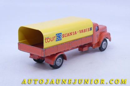 Le Tekno Scania 76 ridelles bâché "Scania Vabis Europa Tour 63" est en vente sur Auto Jaune Junior ! Découvrez nos collections de diecast Minialuxe, CIJ, C-I-J, JRD, J-R-D,  Matchbox, Majorette… AutoJaune Junior ; AutoJauneJunior.com : LE site de partage pour les passionés de miniatures et collectionneurs de jouets anciens ! 