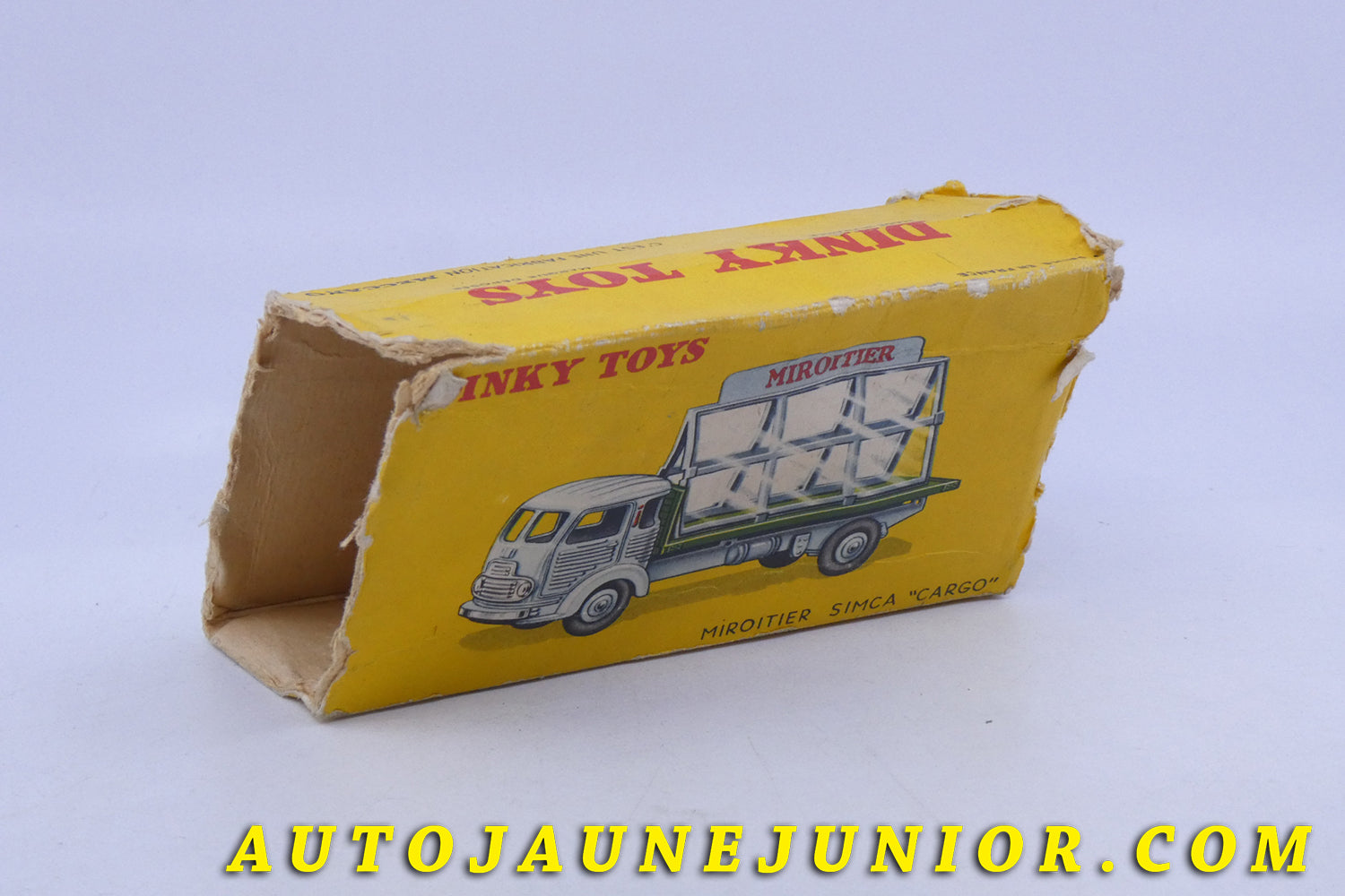 Le Dinky Toys Simca Cargo miroitier Saint Gobain est en vente sur Auto Jaune Junior ! Découvrez nos collections de diecast Minialuxe, CIJ, C-I-J, JRD, J-R-D,  Matchbox, Majorette… AutoJaune Junior ; AutoJauneJunior.com : LE site de partage pour les passionés de miniatures et collectionneurs de jouets anciens ! 