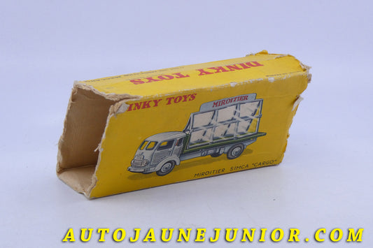 Le Dinky Toys Simca Cargo miroitier Saint Gobain est en vente sur Auto Jaune Junior ! Découvrez nos collections de diecast Minialuxe, CIJ, C-I-J, JRD, J-R-D,  Matchbox, Majorette… AutoJaune Junior ; AutoJauneJunior.com : LE site de partage pour les passionés de miniatures et collectionneurs de jouets anciens ! 