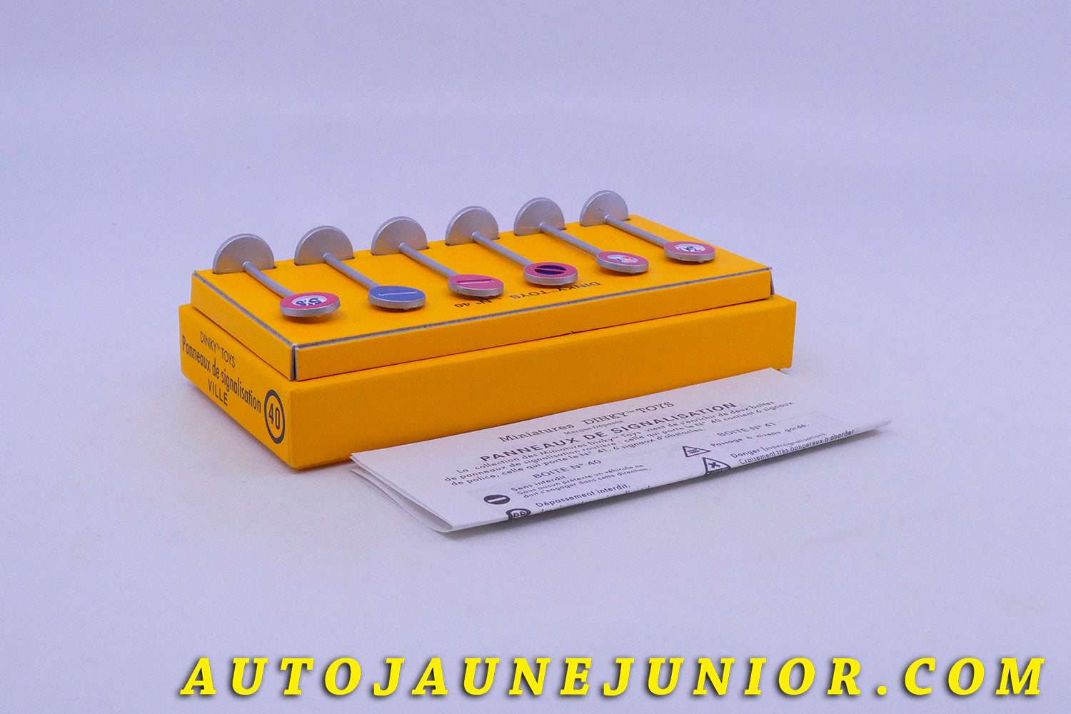 Le Atlas Coffret Panneaux Signalisation Ville est en vente sur Auto Jaune Junior ! Découvrez nos collections de diecast Minialuxe, CIJ, C-I-J, JRD, J-R-D,  Matchbox, Majorette… AutoJaune Junior ; AutoJauneJunior.com : LE site de partage pour les passionés de miniatures et collectionneurs de jouets anciens ! 