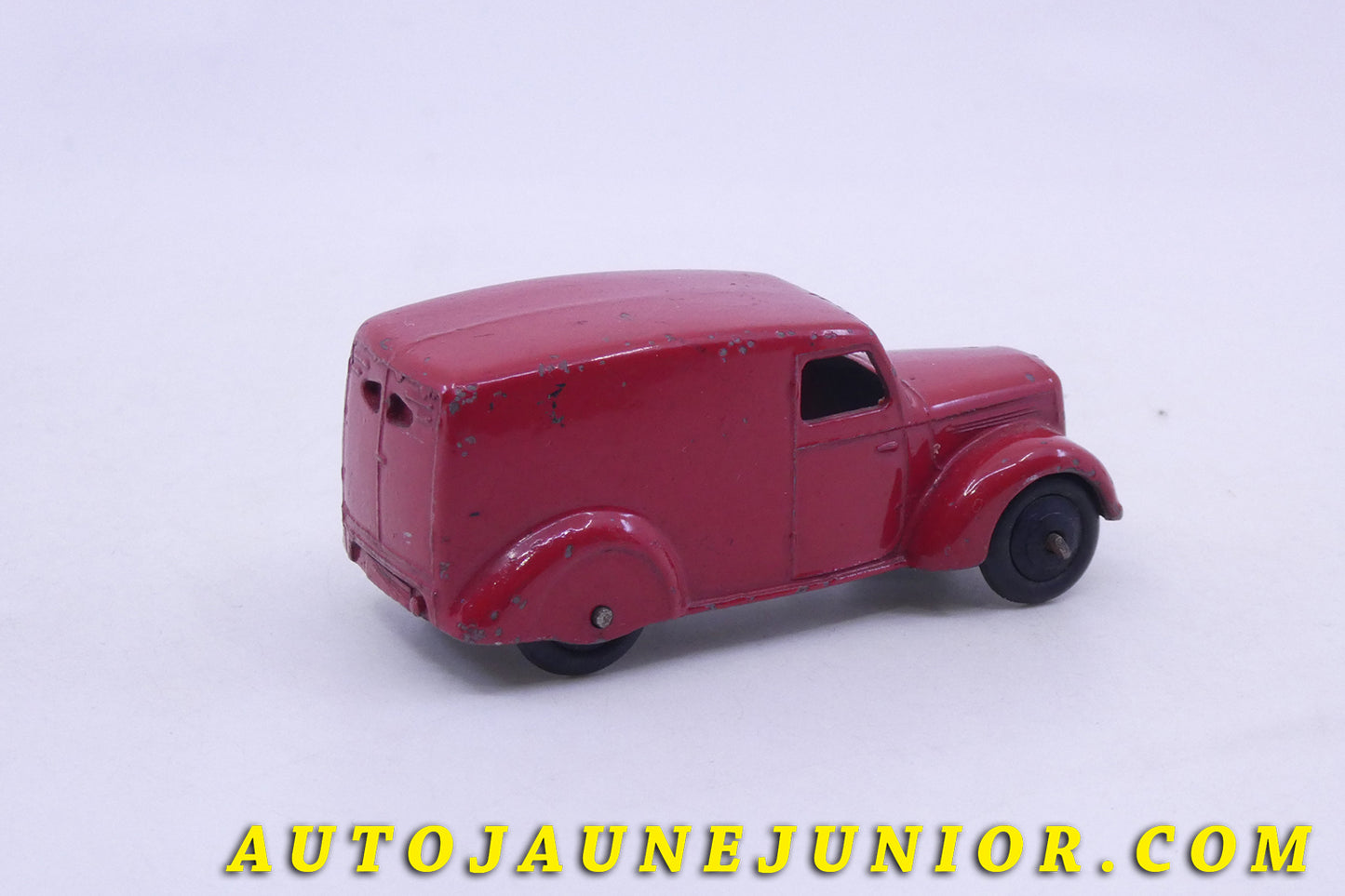 Le Dinky Toys Auto Camionette tôlée est en vente sur Auto Jaune Junior ! Découvrez nos collections de diecast Minialuxe, CIJ, C-I-J, JRD, J-R-D,  Matchbox, Majorette… AutoJauneJunior.com : LE site de partage pour les passionés de miniatures et collectionneurs de jouets anciens ! 