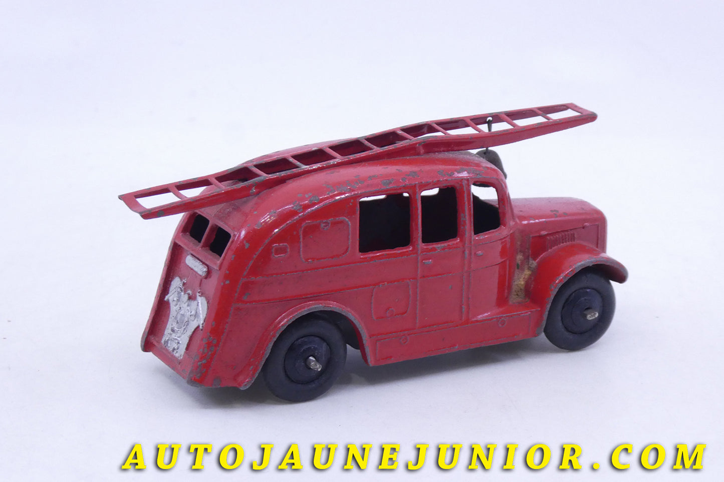 Le Dinky Toys Dennis Fourgon pompier aérodynamique est en vente sur Auto Jaune Junior ! Découvrez nos collections de diecast Minialuxe, CIJ, C-I-J, JRD, J-R-D,  Matchbox, Majorette… AutoJaune Junior ; AutoJauneJunior.com : LE site de partage pour les passionés de miniatures et collectionneurs de jouets anciens ! 