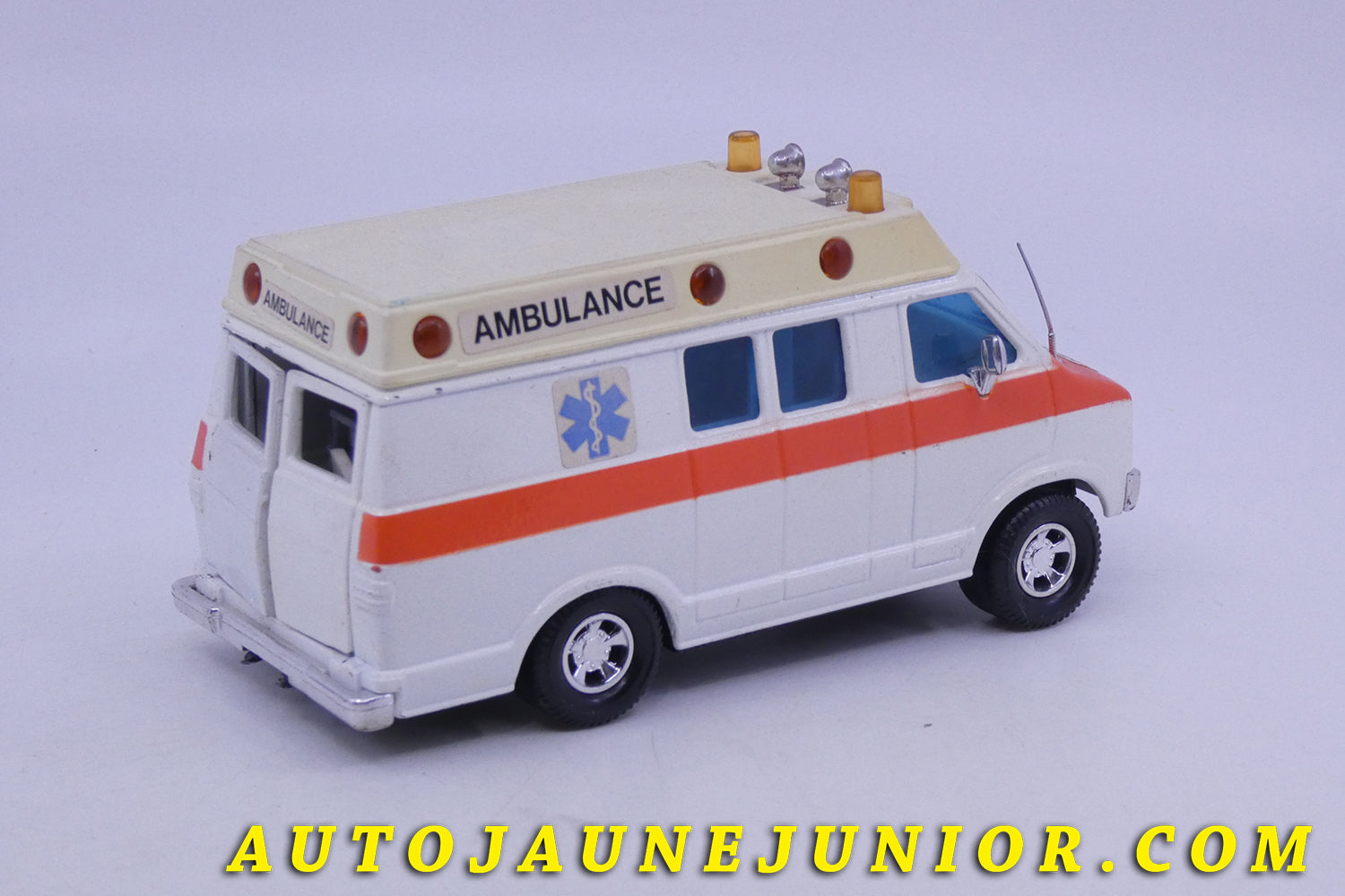 Le Matchbox Dodge Fourgon Paramédical est en vente sur Auto Jaune Junior ! Découvrez nos collections de diecast Minialuxe, CIJ, C-I-J, JRD, J-R-D,  Matchbox, Majorette… AutoJaune Junior ; AutoJauneJunior.com : LE site de partage pour les passionés de miniatures et collectionneurs de jouets anciens ! 