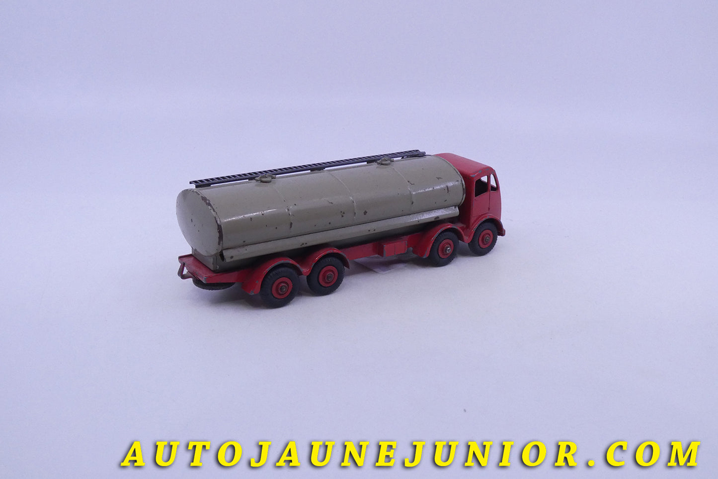 Le Dinky Toys Foden Mk2 camion citerne est en vente sur Auto Jaune Junior ! Découvrez nos collections de diecast Minialuxe, CIJ, C-I-J, JRD, J-R-D,  Matchbox, Majorette… AutoJaune Junior ; AutoJauneJunior.com : LE site de partage pour les passionés de miniatures et collectionneurs de jouets anciens ! 