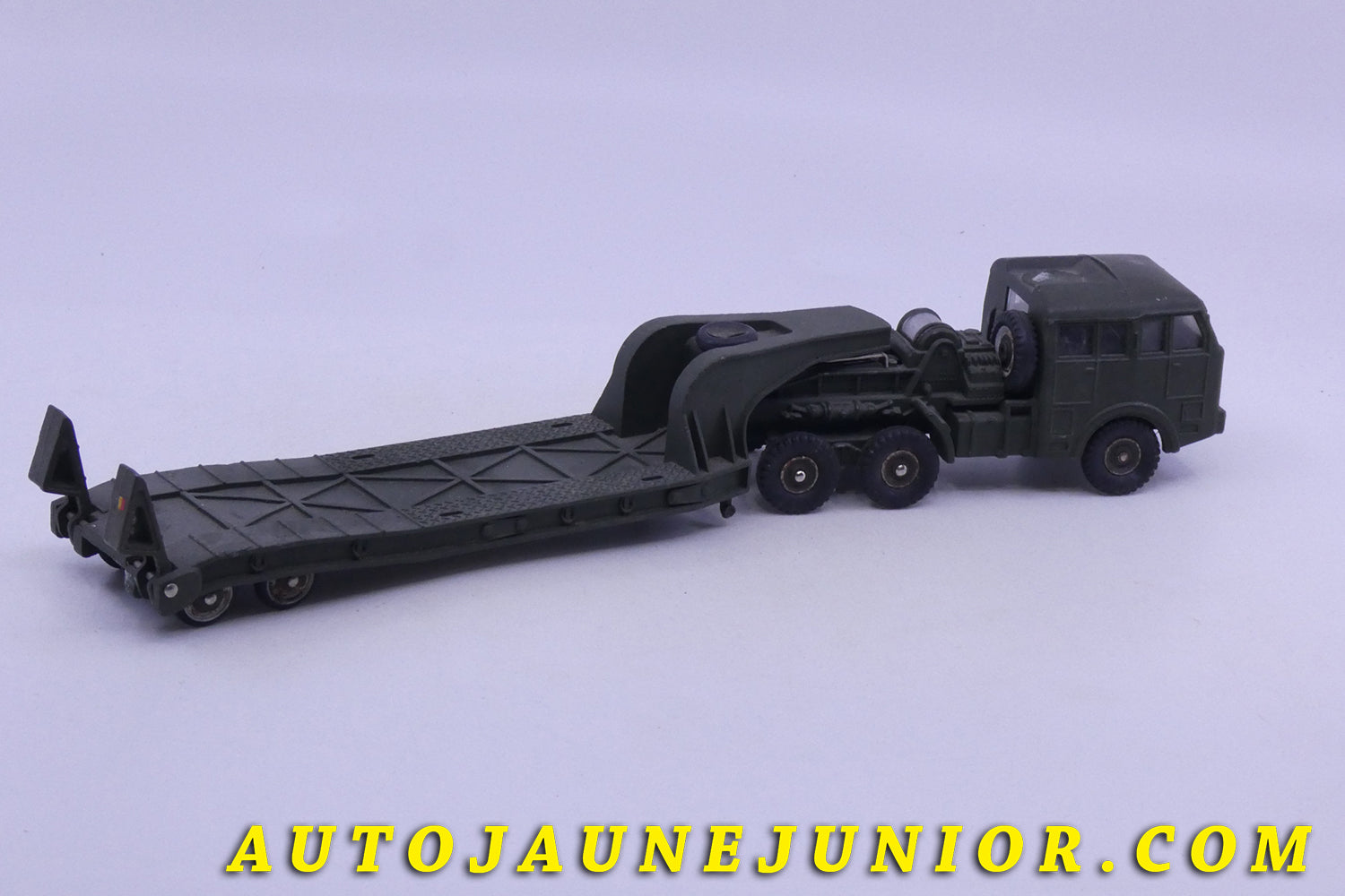 Le Dinky Toys Berliet T6 semi remorque porte char est en vente sur Auto Jaune Junior ! Découvrez nos collections de diecast Minialuxe, CIJ, C-I-J, JRD, J-R-D,  Matchbox, Majorette… AutoJaune Junior ; AutoJauneJunior.com : LE site de partage pour les passionés de miniatures et collectionneurs de jouets anciens ! 