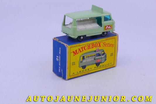 Le Matchbox Commer Camionnette 4/5 Laitier est en vente sur Auto Jaune Junior ! Découvrez nos collections de diecast Minialuxe, CIJ, C-I-J, JRD, J-R-D,  Matchbox, Majorette… AutoJaune Junior ; AutoJauneJunior.com : LE site de partage pour les passionés de miniatures et collectionneurs de jouets anciens ! 