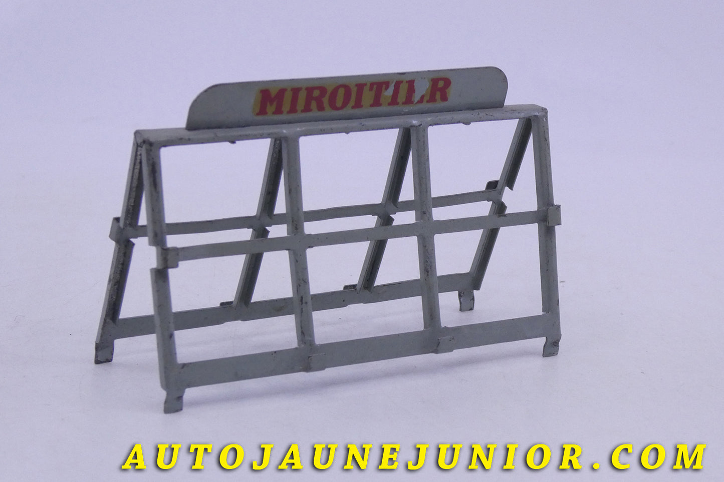 Le Dinky Toys Simca Support de Miroirs -  Saint Gobain est en vente sur Auto Jaune Junior ! Découvrez nos collections de diecast Minialuxe, CIJ, C-I-J, JRD, J-R-D,  Matchbox, Majorette… AutoJaune Junior ; AutoJauneJunior.com : LE site de partage pour les passionés de miniatures et collectionneurs de jouets anciens ! 