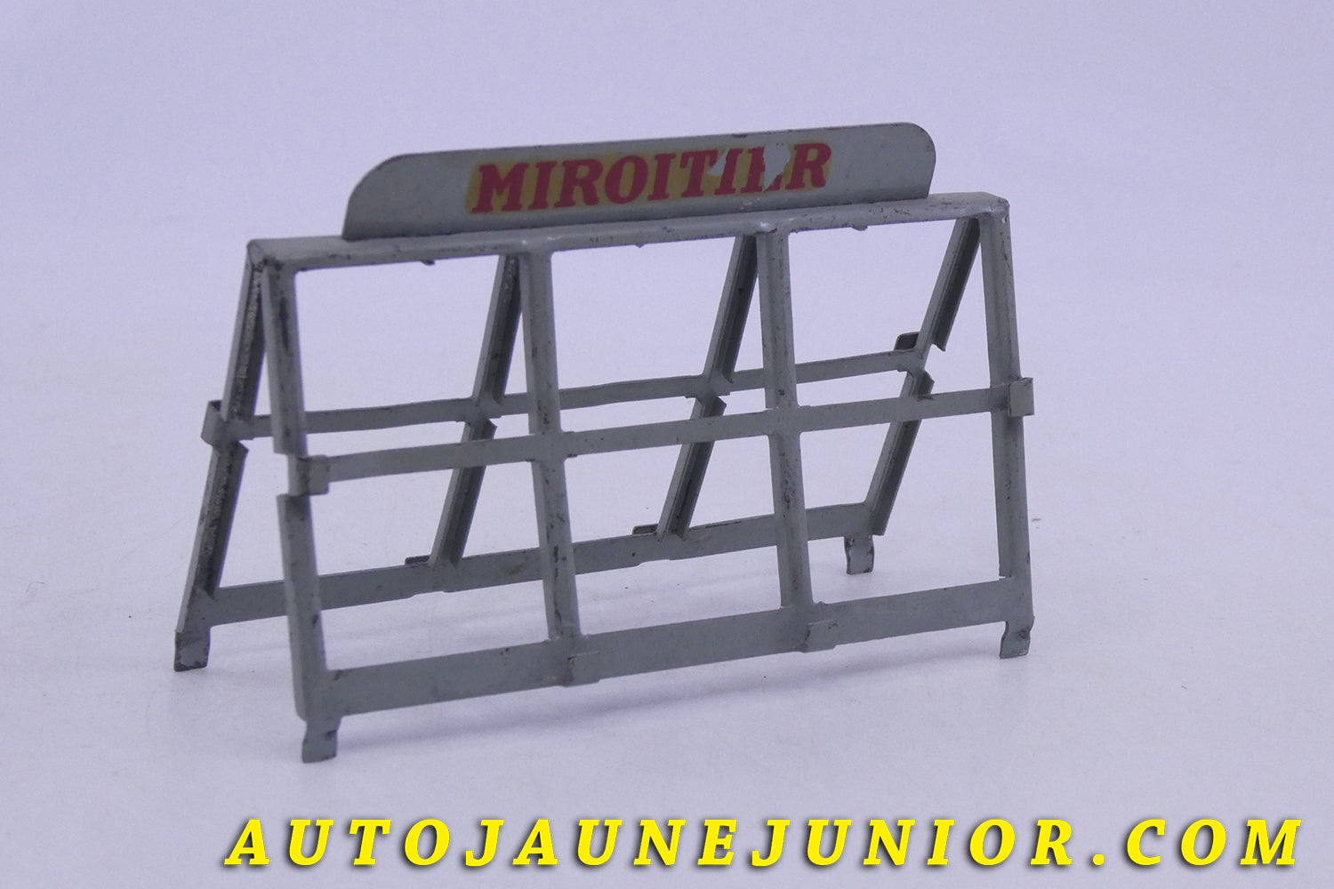 Le Dinky Toys Simca Support de Miroirs -  Saint Gobain est en vente sur Auto Jaune Junior ! Découvrez nos collections de diecast Minialuxe, CIJ, C-I-J, JRD, J-R-D,  Matchbox, Majorette… AutoJaune Junior ; AutoJauneJunior.com : LE site de partage pour les passionés de miniatures et collectionneurs de jouets anciens ! 
