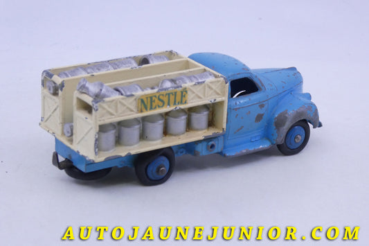 Le Dinky Toys Studebaker Camion laitier Nestlé (type 3 avec décalques) est en vente sur Auto Jaune Junior ! Découvrez nos collections de diecast Minialuxe, CIJ, C-I-J, JRD, J-R-D,  Matchbox, Majorette… AutoJaune Junior ; AutoJauneJunior.com : LE site de partage pour les passionés de miniatures et collectionneurs de jouets anciens ! 