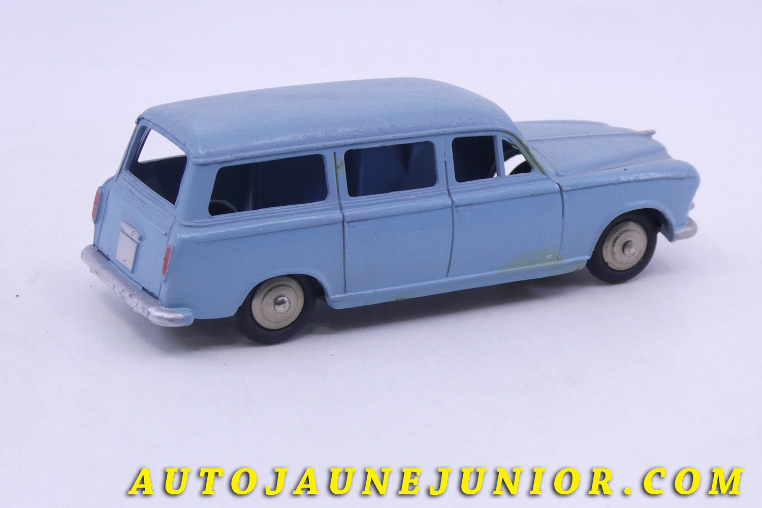 Le Dinky Toys Peugeot 403 Break Familial est en vente sur Auto Jaune Junior ! Découvrez nos collections de diecast Minialuxe, CIJ, C-I-J, JRD, J-R-D,  Matchbox, Majorette… AutoJaune Junior ; AutoJauneJunior.com : LE site de partage pour les passionés de miniatures et collectionneurs de jouets anciens ! 