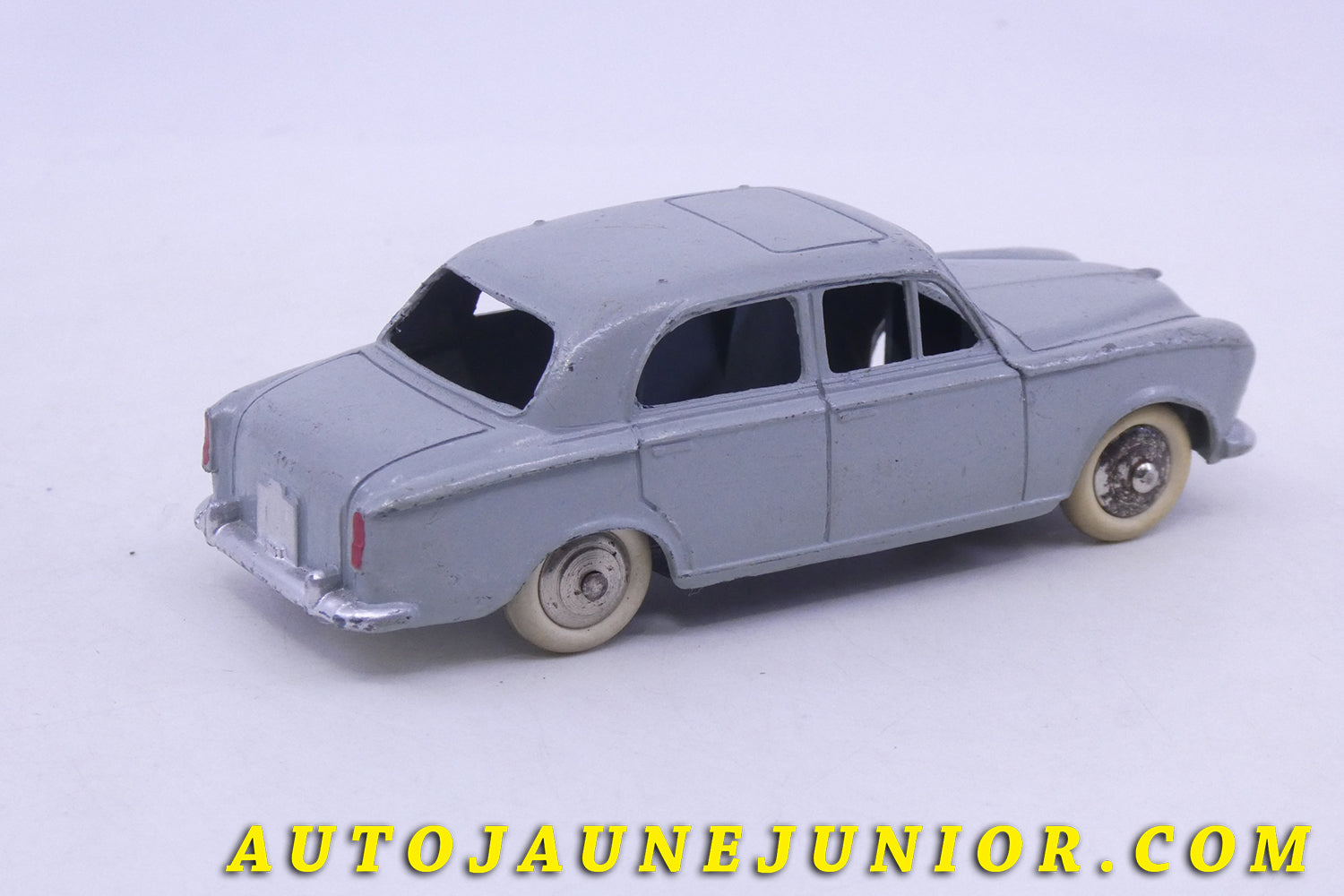 Le Dinky Toys Peugeot 403 est en vente sur Auto Jaune Junior ! Découvrez nos collections de diecast Minialuxe, CIJ, C-I-J, JRD, J-R-D,  Matchbox, Majorette… AutoJaune Junior ; AutoJauneJunior.com : LE site de partage pour les passionés de miniatures et collectionneurs de jouets anciens ! 
