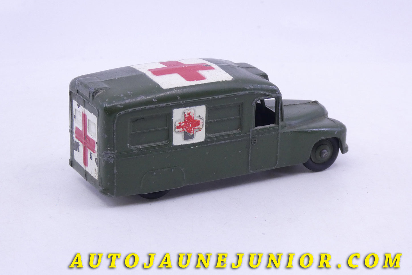 Le Dinky Toys Daimler Ambulance militaire (marché américain) est en vente sur Auto Jaune Junior ! Découvrez nos collections de diecast Minialuxe, CIJ, C-I-J, JRD, J-R-D,  Matchbox, Majorette… AutoJaune Junior ; AutoJauneJunior.com : LE site de partage pour les passionés de miniatures et collectionneurs de jouets anciens ! 