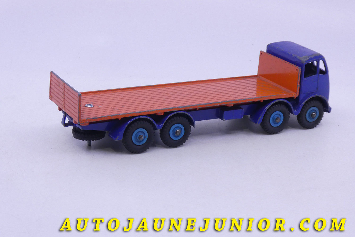 Le Dinky Toys Foden Camion Plateau Dosseret MKII  est en vente sur Auto Jaune Junior ! Découvrez nos collections de diecast Minialuxe, CIJ, C-I-J, JRD, J-R-D,  Matchbox, Majorette… AutoJaune Junior ; AutoJauneJunior.com : LE site de partage pour les passionés de miniatures et collectionneurs de jouets anciens ! 