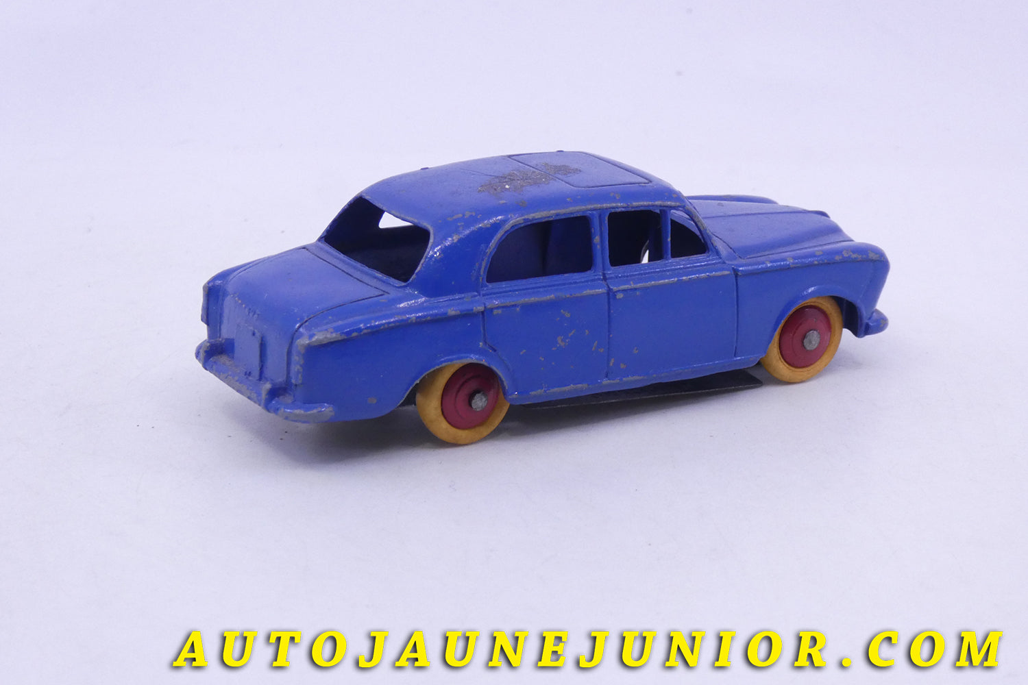 Le Dinky Toys Peugeot 403  est en vente sur Auto Jaune Junior ! Découvrez nos collections de diecast Minialuxe, CIJ, C-I-J, JRD, J-R-D,  Matchbox, Majorette… AutoJaune Junior ; AutoJauneJunior.com : LE site de partage pour les passionés de miniatures et collectionneurs de jouets anciens ! 