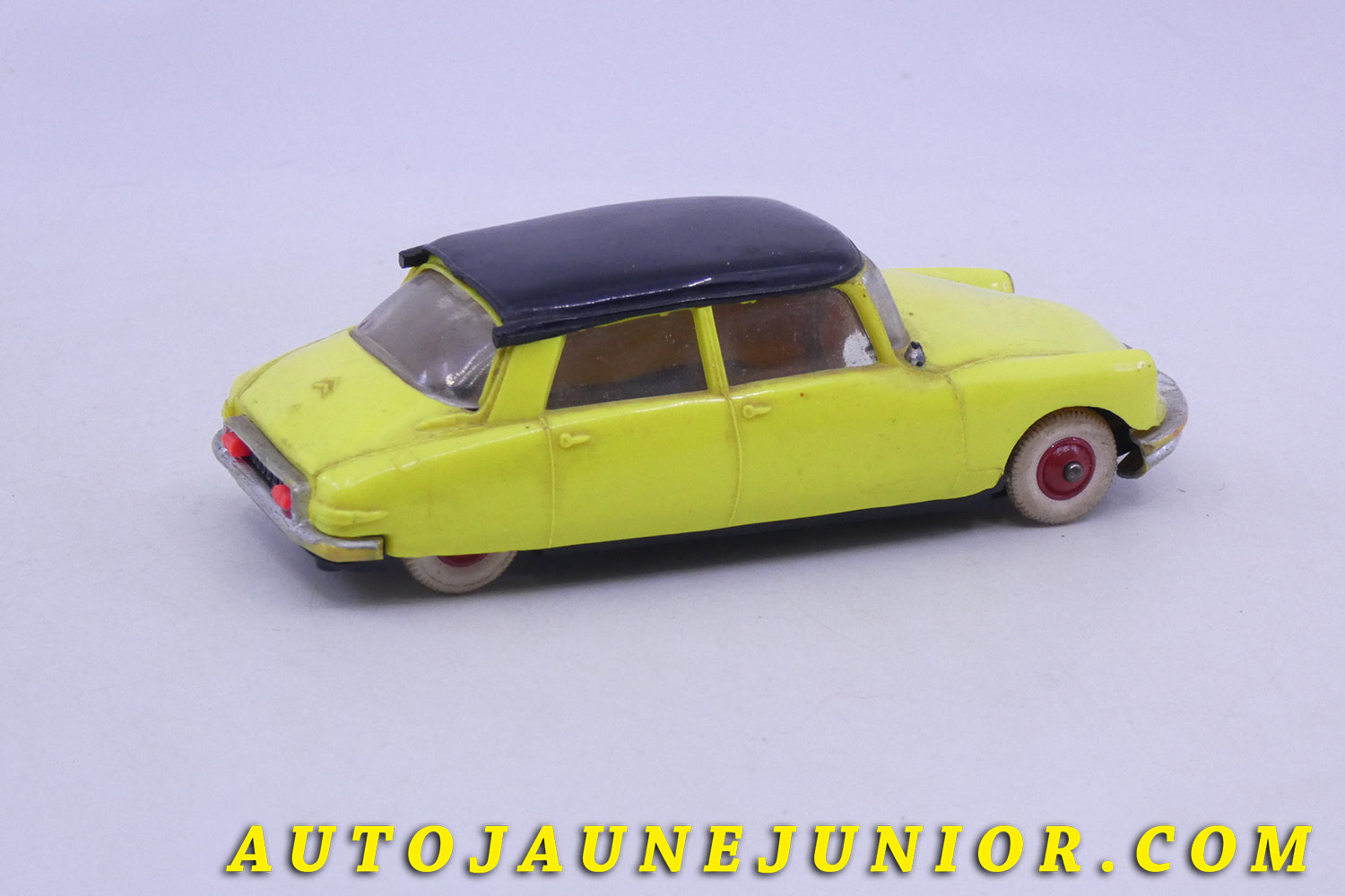 Le Norev Citroën DS 19 est en vente sur Auto Jaune Junior ! Découvrez nos collections de diecast Minialuxe, CIJ, C-I-J, JRD, J-R-D,  Matchbox, Majorette… AutoJauneJunior.com : LE site de partage pour les passionés de miniatures et collectionneurs de jouets anciens ! 