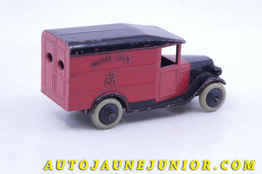Le Dinky Toys Auto fourgon tôlé "Royal Mail" est en vente sur Auto Jaune Junior ! Découvrez nos collections de diecast Minialuxe, CIJ, C-I-J, JRD, J-R-D,  Matchbox, Majorette… AutoJaune Junior ; AutoJauneJunior.com : LE site de partage pour les passionés de miniatures et collectionneurs de jouets anciens ! 